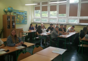 sala geograficzna, uczniowie siedzą w ławkach