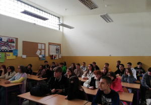 uczniowie uczestniczą w konferencji online