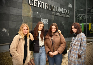 Uczennice klasy 2SA pod Centrum Dialogu.