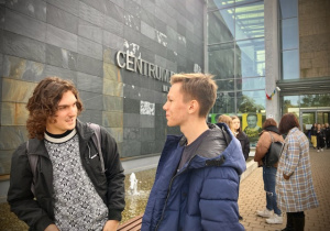 Uczniowie pod Centrum Dialogu.