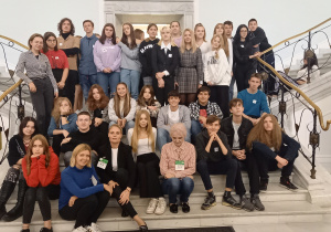 na korytarzu Parlamentu - zdjęcie grupowe
