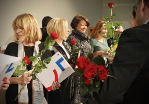 Pani Ewa Kowalska nauczyciel języka polskiego odbiera nagrodę