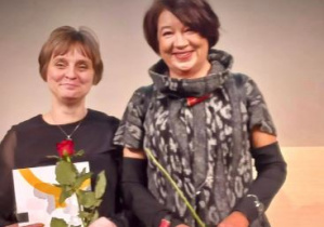 Pani Dyrektor Katarzyna Mielech i nauczyciel języka polskiego Pani Ewa Kowalska