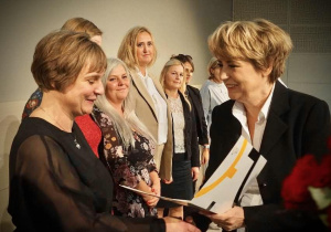 pani prezeydeni Hanna Zdanowska wręcza nagrodę Pani Dyrektor Katarzynie Mielech