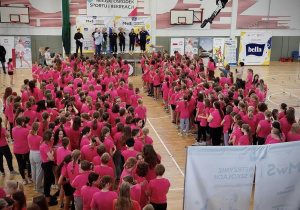 Uczennice na hali sportowej podczas wydarzenia Mistrzynie w szkołach