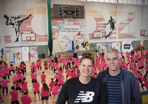 nauczyciele wychowania fizycznego Monika Woźniak i Wojciech Faryński w hali sportowej podczas projektu Mistrzynie w szkołach
