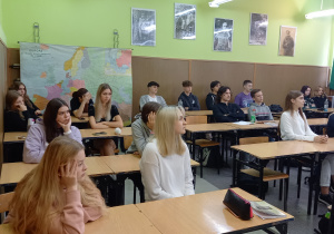 Uczniowie 2SA słuchają wykładu adwokata