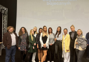 Klasa 2SA wraz z pracownikami i Dyrekcją Centrum Dialogu.