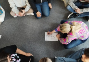 klasa 2Sa i wychowawca na zajęciach warsztatowych