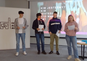 uczniowie 2Sa prezentują stereotypy o Polakach i Ukraińcach