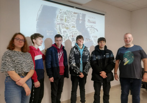 Uczniowie klasy 1e pozują do zdjęcia z prowadzącym Markiem Willisem.jpg