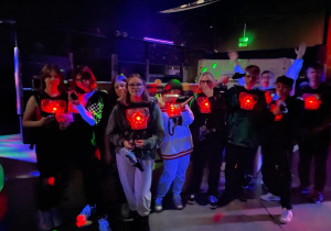 Grupa uczniów z klasy 1c w strojach do gry.
