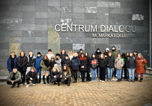 zdjęcie zbiorowe klasa 1d klasa 2SA i nauczyciele przed Centrum Dialogu