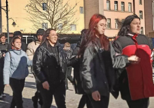 Klasa czwarta tańczy poloneza na ulicy Piotrkowskie