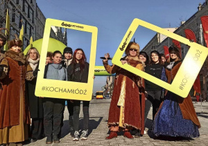 Maturzyści pozujący z banerem z okazji 600 lecia Łodzi