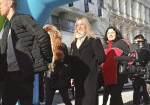 Uczniowie Tischnerówki tańczą poloneza na ulicy Piotrkowskiej