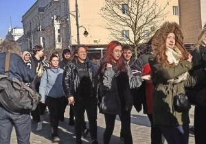 Uczniowie klas czwartch podczas tańca na ulicy Piotrkowskiej