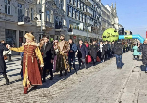 Uczniowie klas czwartych tańczą poloneza na ulicy Piotrkowskiej
