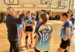 Trener Wojciech Faryński udziela wskazówek do dalszej gry