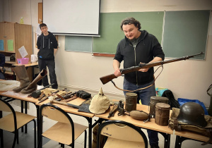 Pan Piotr Wojtasik prezentuje budowę karabinu Mauser
