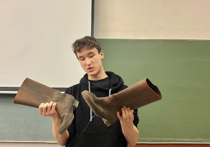 Uczeń Jan Wojtasik opowiada uczniom o umundurowaniu