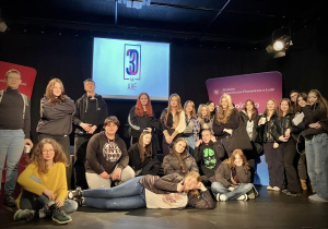 Klasa 1D z wychowawcą zdjęcie zbiorowe na koferencji