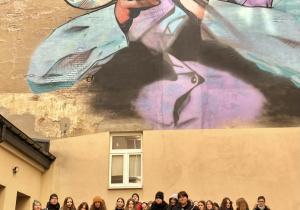 Klasa 1D zdjęcie zbiorowe pod muralem w drodze na konferencje