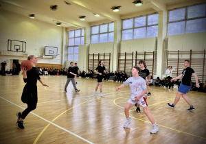Turniej koszykówki w sali gimastycznej
