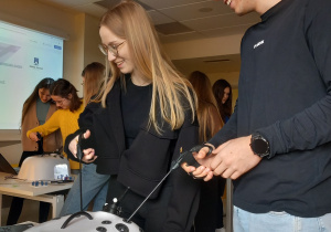 uczniowie uczą się technik laparoskopii