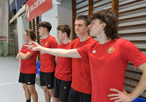 Uczniowie kibicują podczas rozgrywek