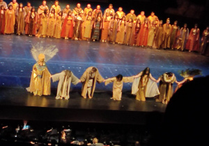 Uczniowie na spektaklu w Teatrze Wielkim