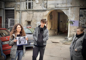 Przewodnik pokazuje stare zdjęcie w powórku przy Piotrkowskiej 36 38