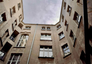 Typowe podwórko studia