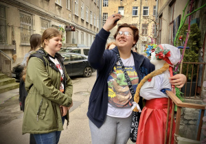 Uczennica robi selfie z manekinem w bramie przy Piotrkowskiej 36 38