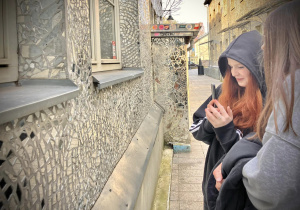 Uczennice robią zdjęcie w podwórku Pasaż Róży