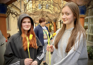 Uczennice w podwórku dawnego teatru Victoria przy Piotrkowskiej 67