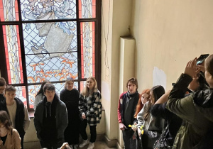 Uczniowie na klatce schodowej w kamienicy Pod Gutenbergiem