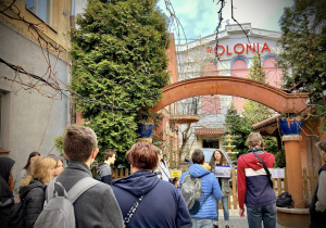 Uczniowie na podwórku przy Piotrkowskiej 67 w tle dawne kino Polonia