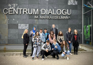 Uczniowie klasy 3M z nauczycielem medioznawstwa przed Centrum Dialogu zdjecie grupowe