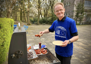Nauczyciel przy szkolnym grilu podczas Dni Otwartych