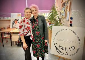 Nauczycielka matematyki i nauczycielka języka polskiego w sali polonistycznej