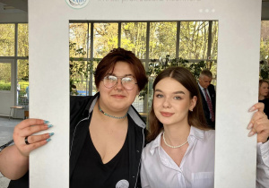 Portret dwóch uczennic Tischnerówki które oprowadzają gości