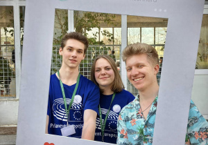 Portret uśmiechniętych uczniów podczas oprowadzania w czasie Drzwi Otwartych