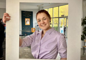 Portret uczennicy Tischnerówki podczas oprowadzania uczniów