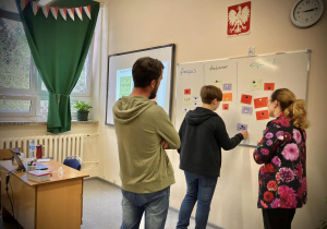 Quzi językowy uczeń rozwiązuje zadania przy tablicy