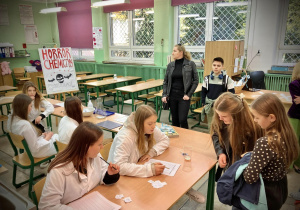 Sala chemiczna uczniowie ogladają przygotowane przez szkolne laboratorium kosmetyki