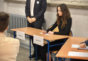 Uczeń w roli marszałka przemawia podczas pokazowej debaty oksfordzkiej