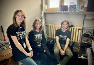 Uczniowie w szkolnym radio 23