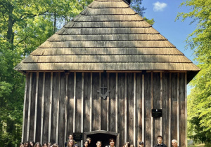 Uczniowie pod kaplicą świetego Antoniego w Łagiewnikach zdjęcie grupowe
