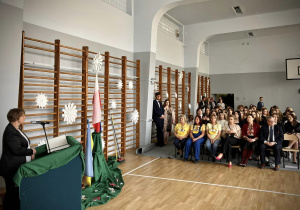 Pani dyrektor przemawia do uczniów i nauczycieli